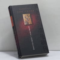 Белая ваза с синим рисунком