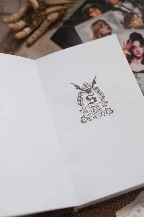 Дополнительное изображение книги «Общество мертвых и исключительных»