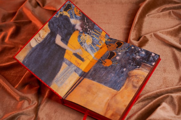 Дополнительное изображение книги «Любовная лирика. Картины Густава Климта (Книга+футляр)»