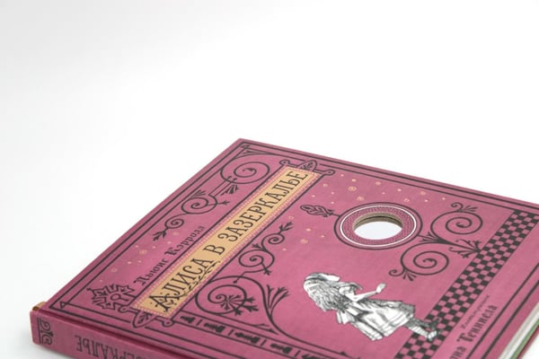 Дополнительное изображение книги «Алиса в Зазеркалье (+ кортон. игра, конверт, закладка с зеркальцем )»