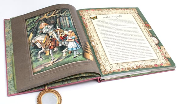 Дополнительное изображение книги «Алиса в Зазеркалье (+ кортон. игра, конверт, закладка с зеркальцем )»