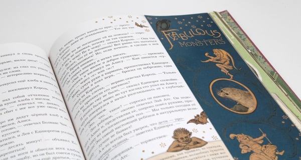 Дополнительное изображение книги «Алиса в Зазеркалье (ткан. обл., + кортон. игра, конверт, закладка с зеркальцем )»