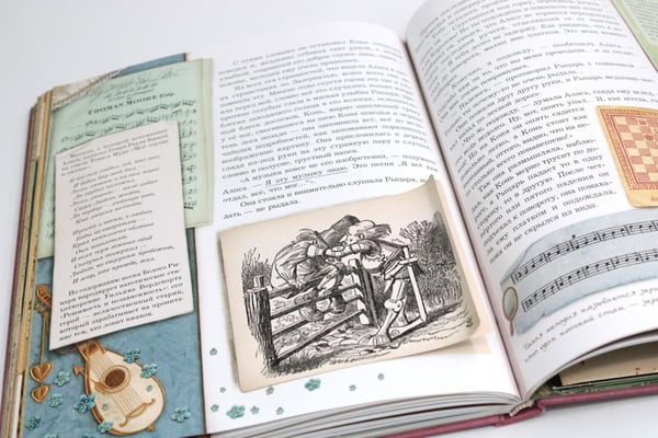 Дополнительное изображение книги «Алиса в Зазеркалье (ткан. обл., + кортон. игра, конверт, закладка с зеркальцем )»