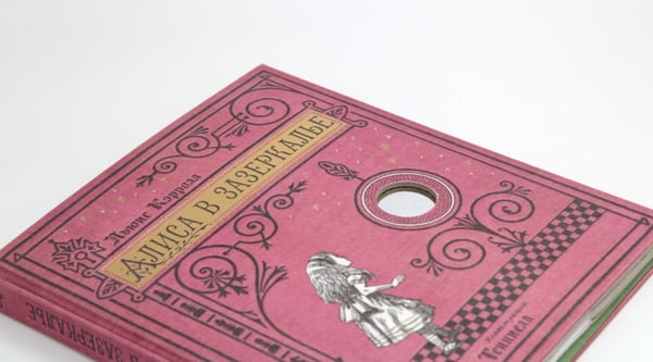 Дополнительное изображение книги «Алиса в Зазеркалье (ткан. обл., + кортон. игра, конверт, закладка с зеркальцем )»