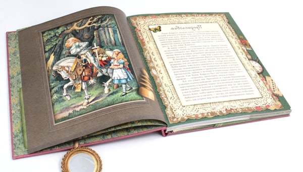 Дополнительное изображение книги «Алиса в Зазеркалье (ткан. обл., + кортон. игра, конверт, закладка с зеркальцем )»