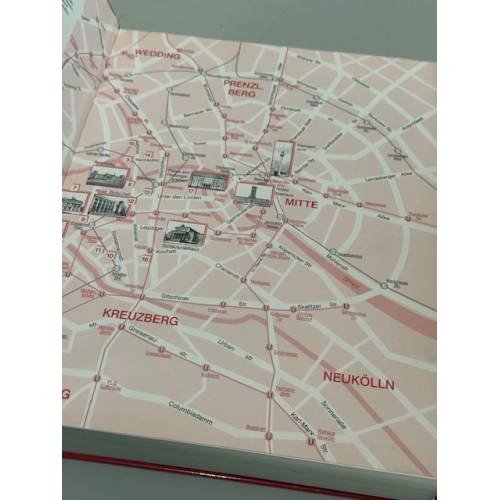 Дополнительное изображение книги «Berlin‑Moskau 1900‑1950: Bildende Kunst, Photographie, Architektur, Theater, Literatur, Musik und Film: Zur Ausstellung im Martin‑Gropius‑Bau, Berlin, und im Puschkin‑Museum, Moskau»